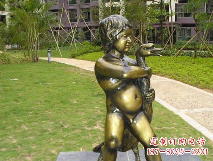 山东新颖童真男孩城市玻璃钢仿铜景观雕塑