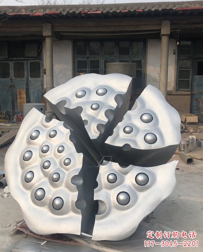 山东玻璃钢莲蓬雕塑美丽的象征
