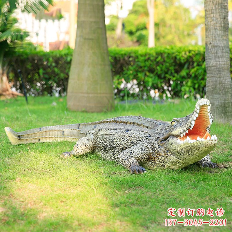 山东玻璃钢雕塑户外园林景观装饰仿真动物鳄鱼摆件