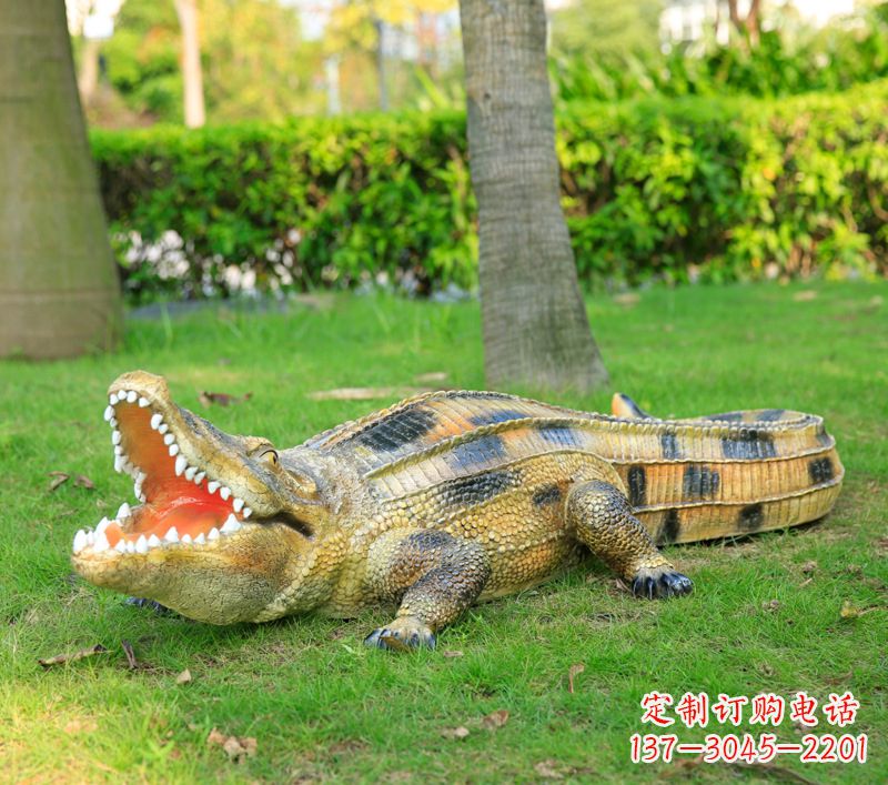 山东玻璃钢鳄鱼仿真动物雕塑精美雕塑营造绿色环境