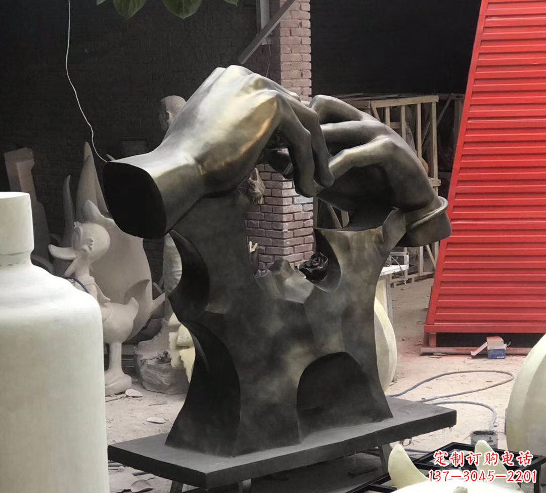 山东玻璃钢仿铜戒指雕塑浪漫情感的象征