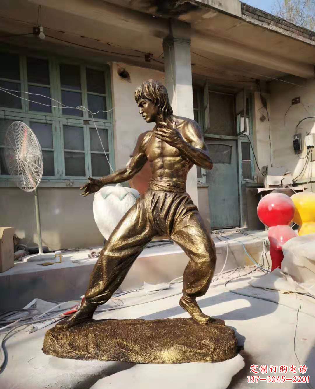 山东铜像传奇——李小龙雕塑