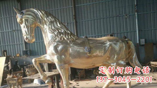 山东玻璃钢仿铜动物雕塑——给马公园带来活力
