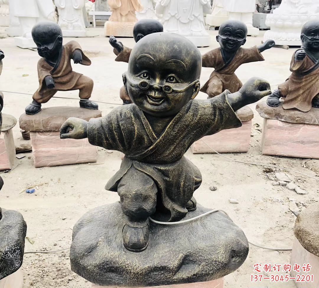 山东玻璃钢仿铜小和尚雕塑传承佛教文化