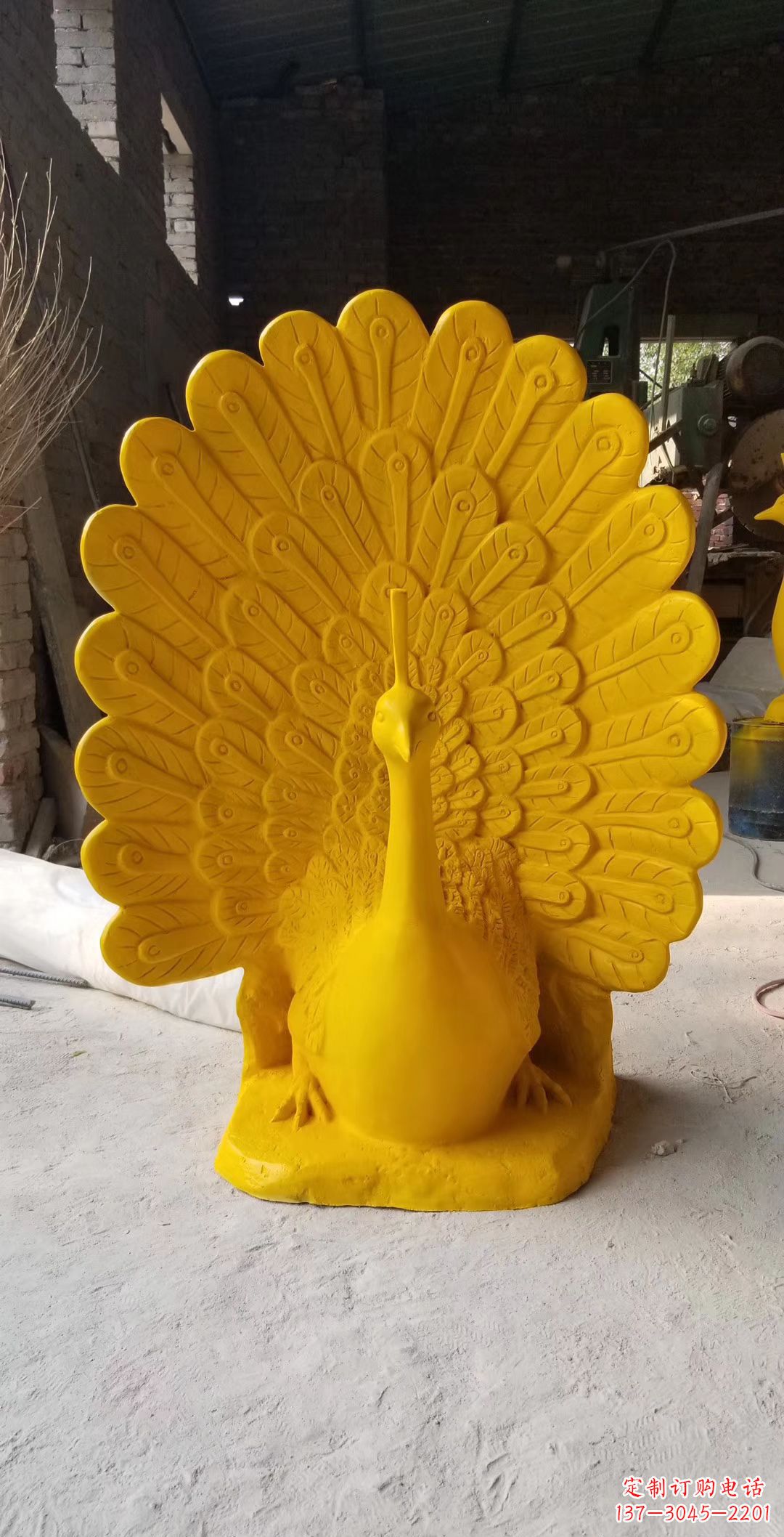 山东玻璃钢制作的孔雀雕塑