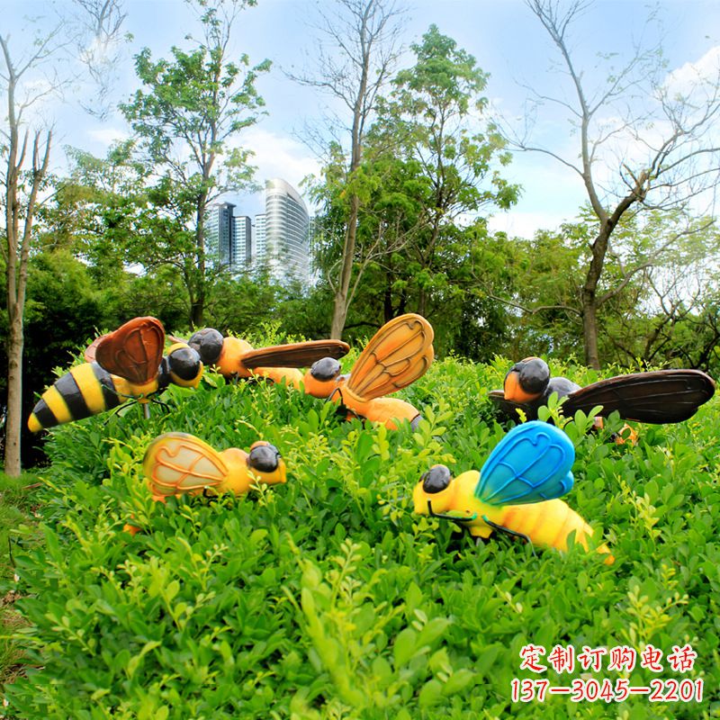 山东公园草丛中的蜜蜂雕塑