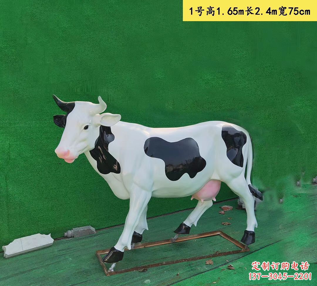 山东玻璃钢仿真奶牛雕塑精致而可爱