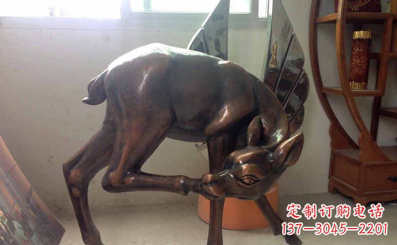 山东玻璃钢小鹿仿铜动物雕塑