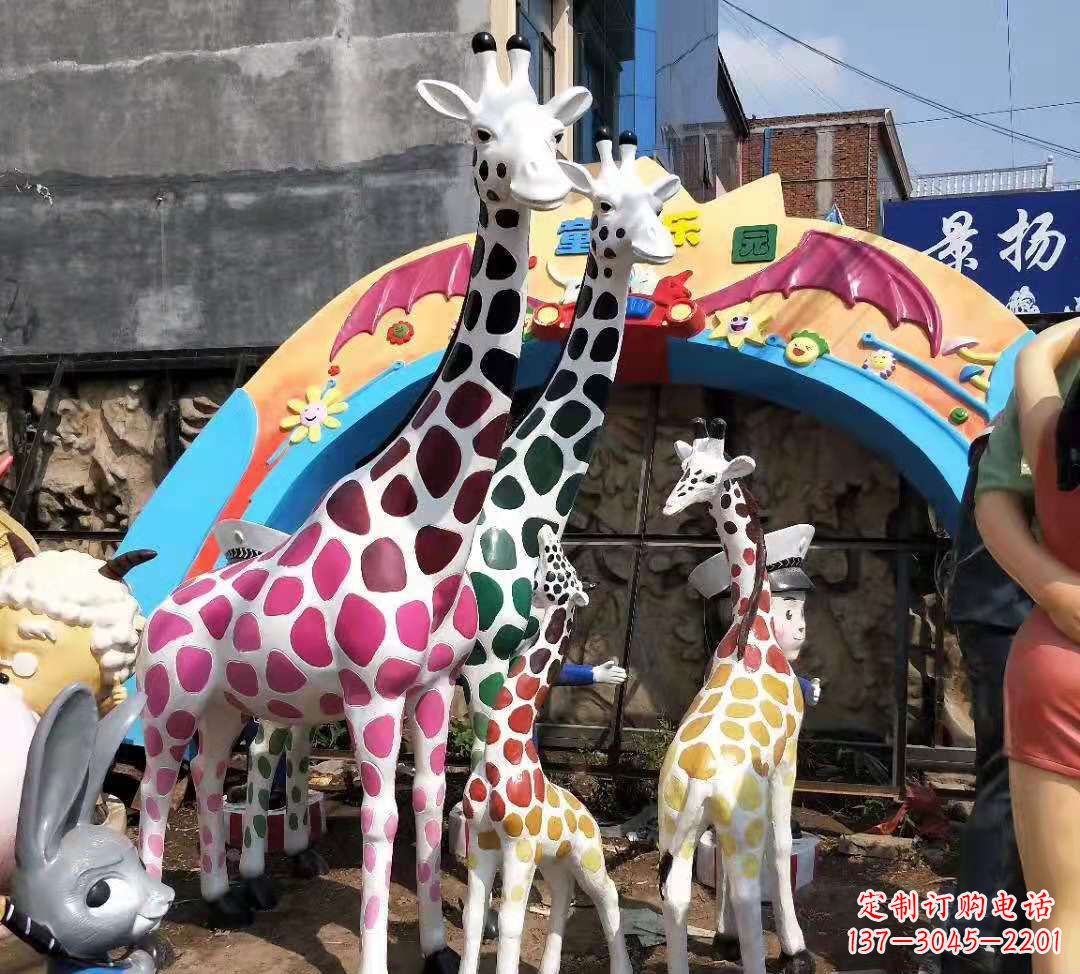 山东玻璃钢材质的长颈鹿雕塑——点缀公园景观