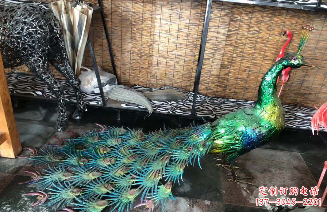 山东不锈钢彩色景观孔雀雕塑