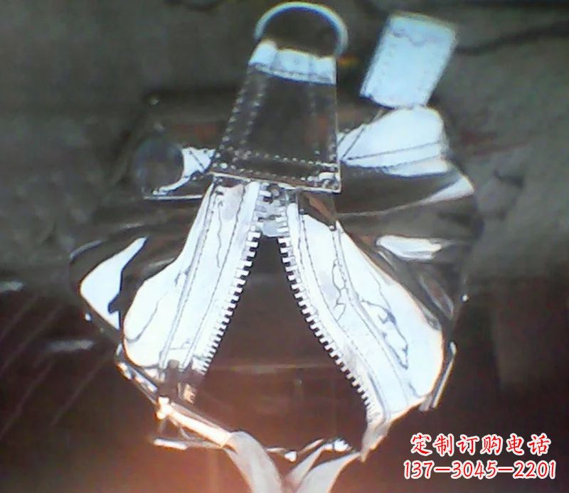 山东不锈钢创意手提包细节雕塑