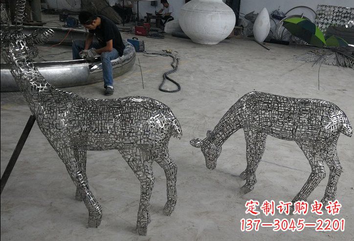 山东不锈钢动物镂空鹿雕塑