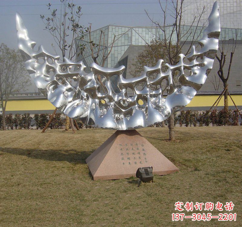 山东不锈钢月亮雕塑象征着无尽的美丽