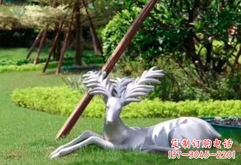 山东不锈钢公园大角鹿雕塑精致而美丽