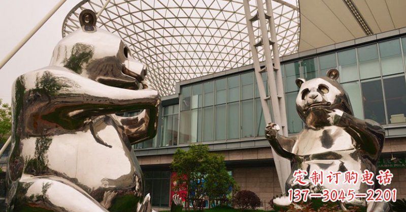 山东不锈钢公园动物镜面熊猫雕塑