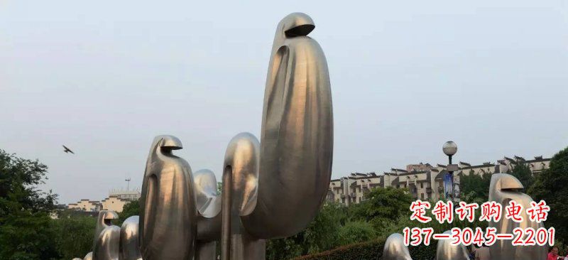 山东不锈钢广场上的骆驼雕塑
