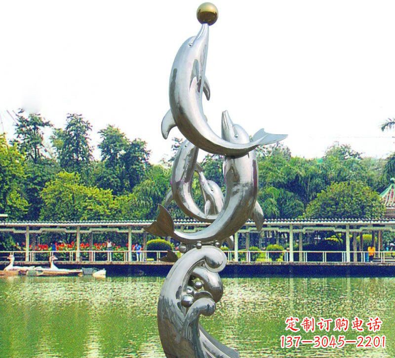 山东海豚的美丽雕塑