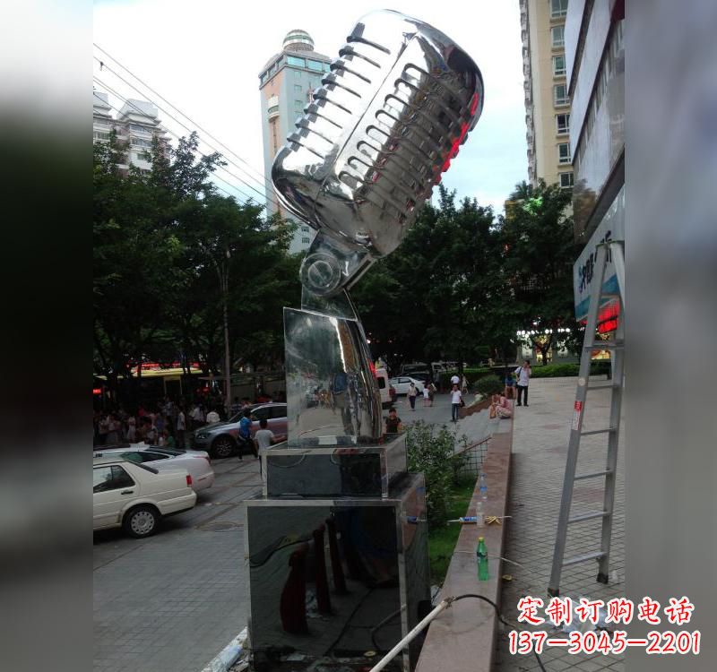山东不锈钢话筒雕塑高贵而又精致