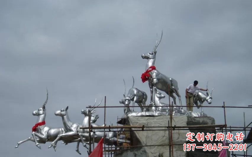 山东不锈钢鹿群动物景观雕塑