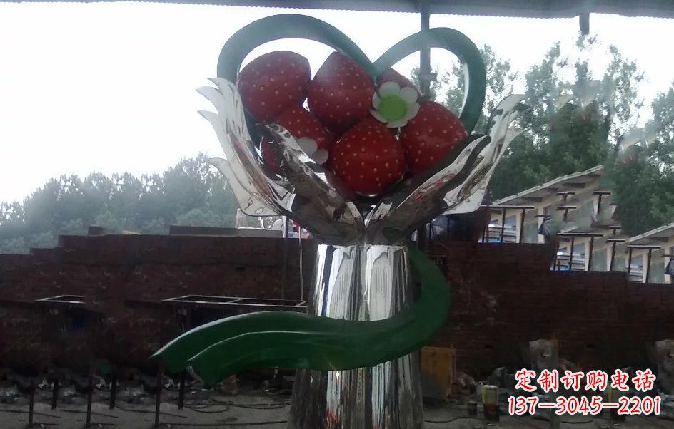 山东不锈钢水果草莓雕塑