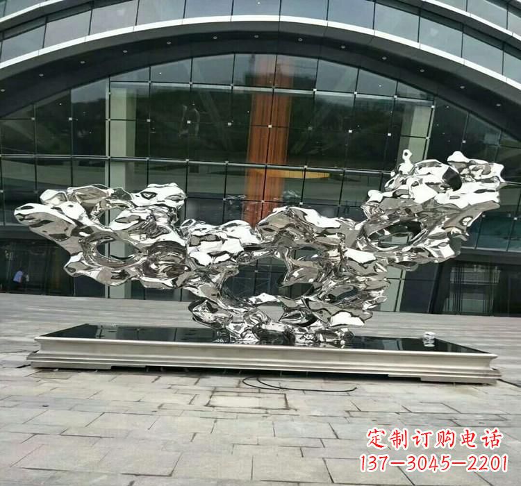 山东灵动的太湖石雕塑