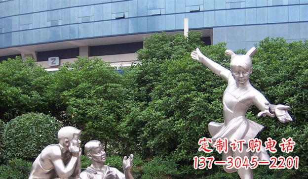 山东不锈钢制作的儿童踢毽子雕塑