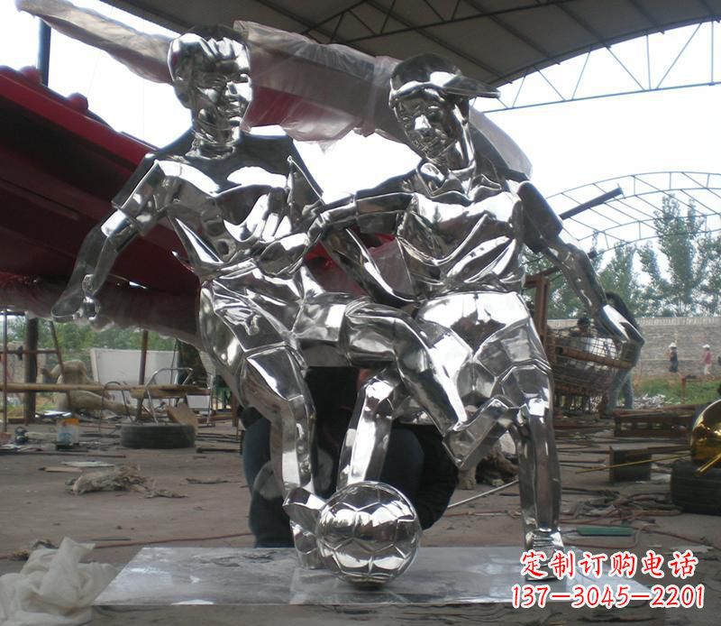 山东不锈钢踢足球运动雕塑