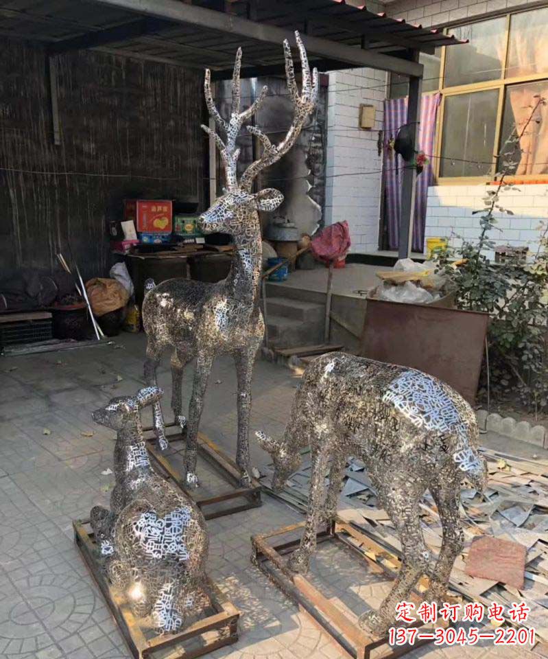 山东不锈钢庭院里的梅花鹿雕塑