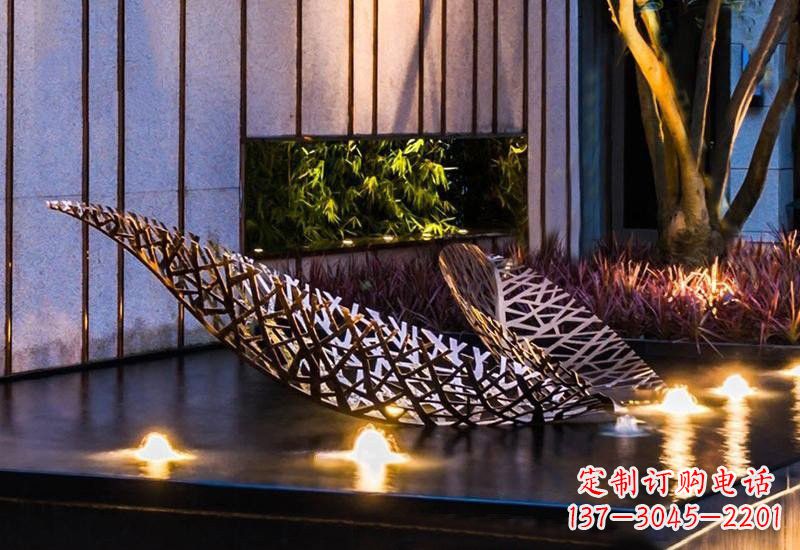 山东不锈钢小区镂空树叶雕塑给小区添彩