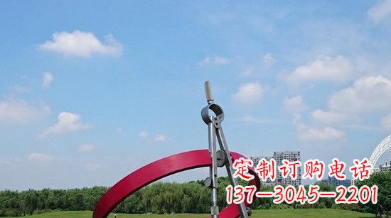 山东不锈钢圆规雕塑环绕着美景