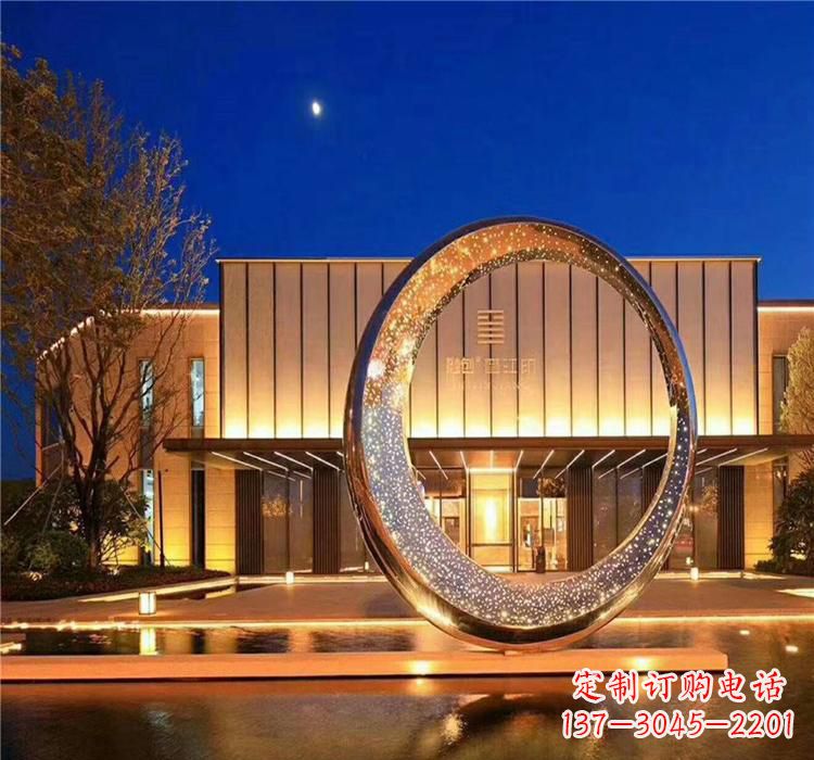 山东不锈钢圆环雕塑给空间增添无限美感