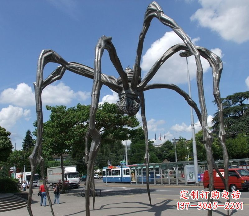 山东蜘蛛侠雕塑点缀不锈钢的景观