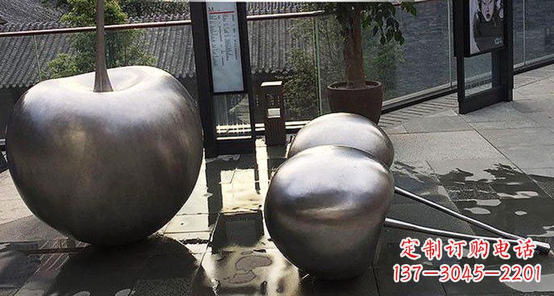 山东樱桃雕塑点缀步行街美丽景观