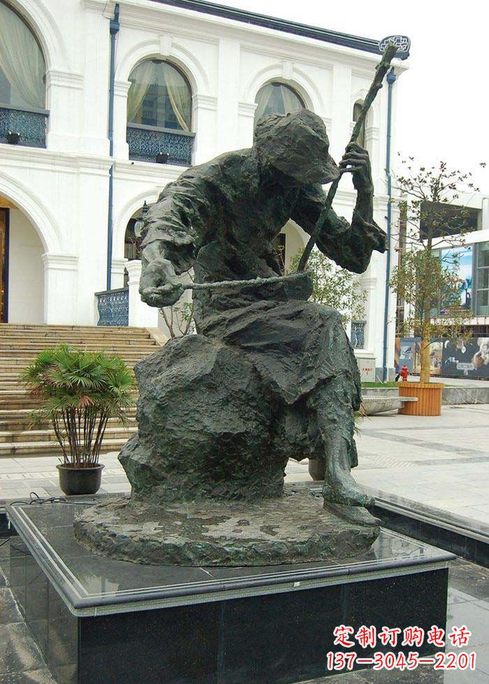 山东节奏轻快的二胡雕塑