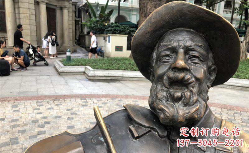 山东步行街拉小提琴的老人景观铜雕
