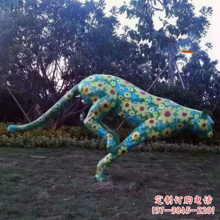 山东彩绘豹子雕塑-玻璃钢彩绘草坪动物摆件