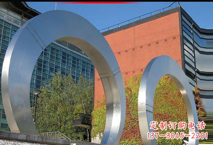 山东城市空间里的不锈钢圆环雕塑