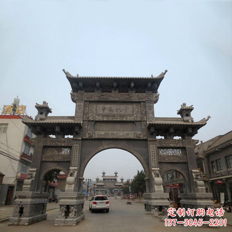 山东城市街道仿古三门石雕牌楼