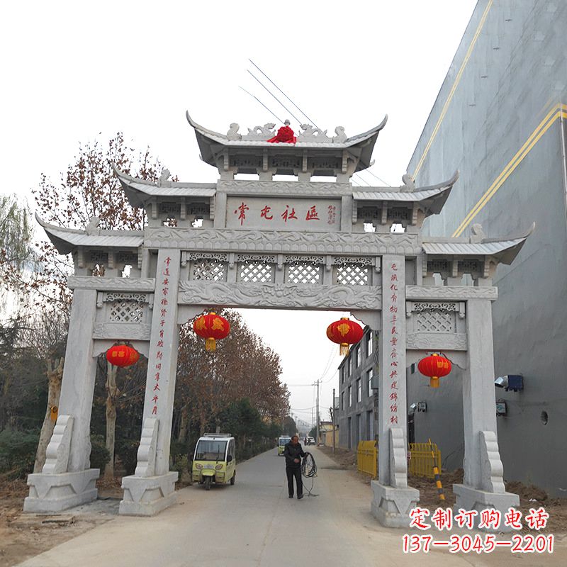 山东社区石雕牌坊传承中国传统文化