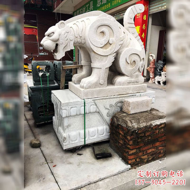山东大理石广场大门上的精美豹子雕塑