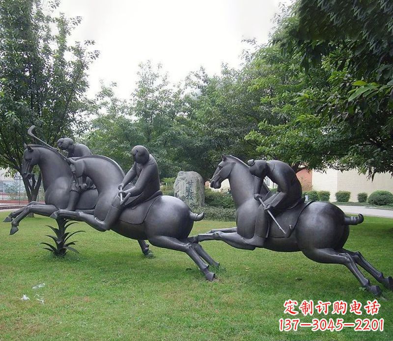 山东以骑马雕塑展示抽象人物