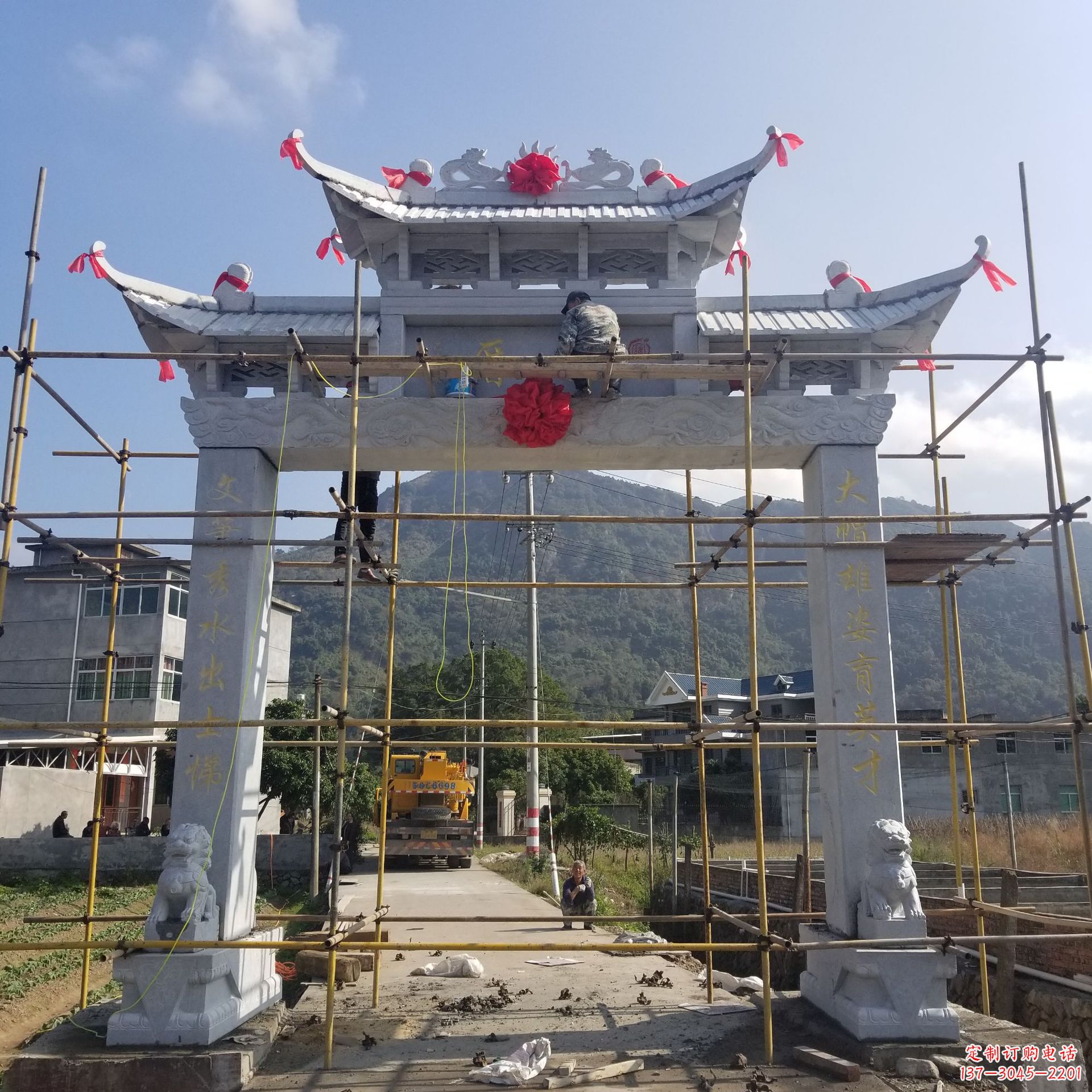 山东精美的牌坊雕塑,点亮村口