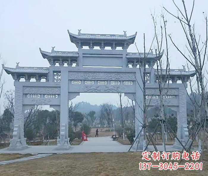 山东村口三门石雕牌楼古朴华丽