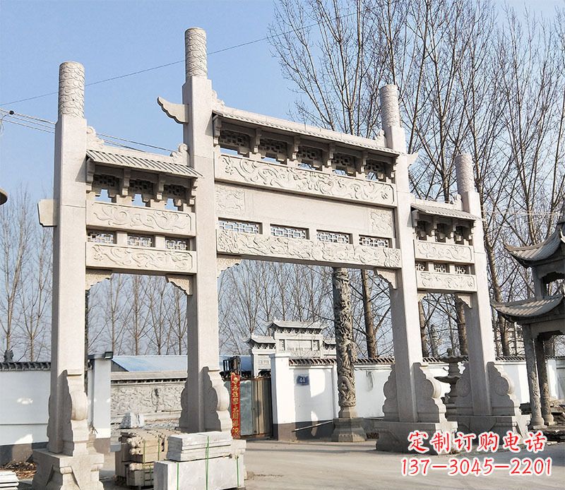 山东村口的珍贵文化——牌坊雕塑