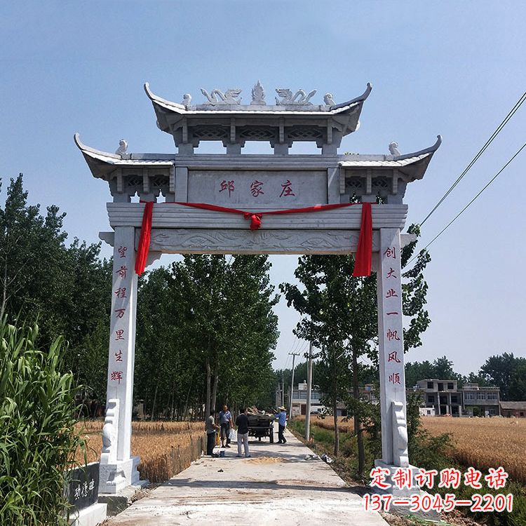 山东古村落中的石牌坊雕塑