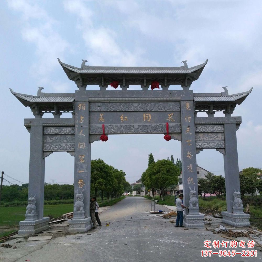 山东村镇青石三门石雕牌坊