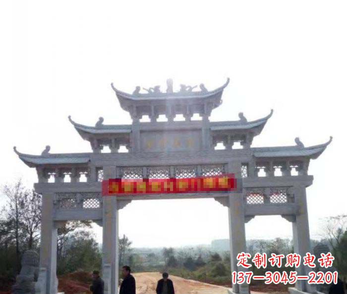 山东三门石雕牌楼古老而精美的雕塑