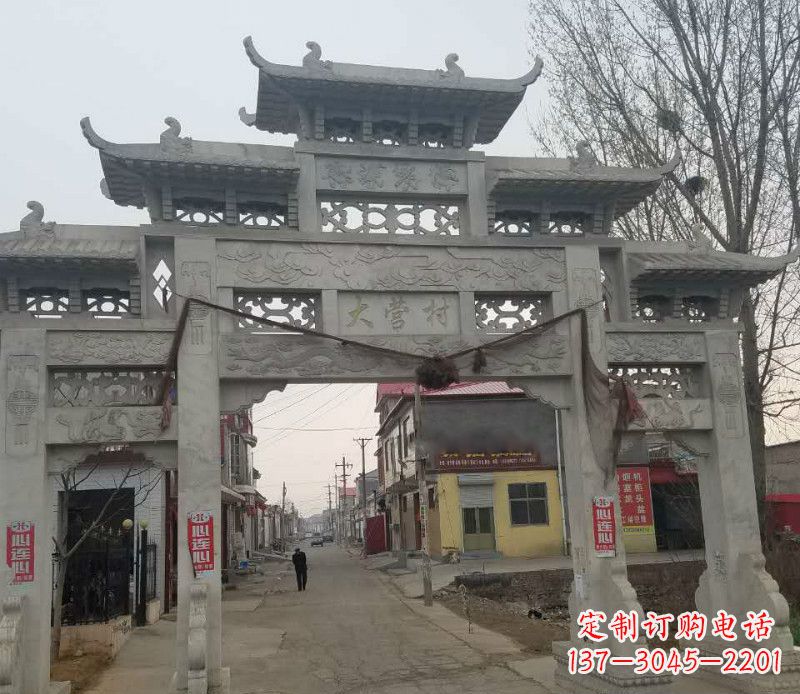 山东村庄三门石牌坊石雕传承古老文化