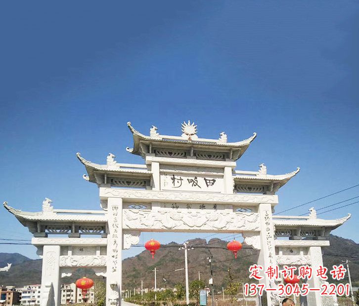 山东村庄的牌坊雕塑