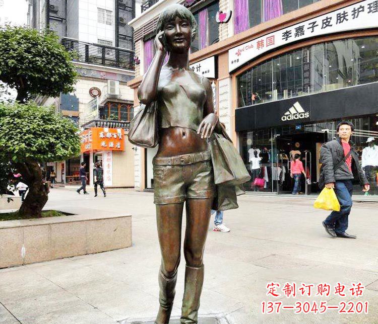 山东打电话逛街的女孩铜雕